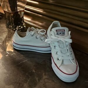 Converse women’s White and Red Sneakers sz 6